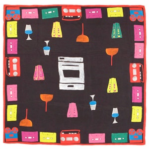 Pañuelo de seda negro con borde rojo.