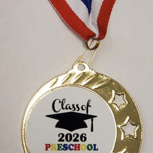 Graduation préscolaire 2026 gravée, médaille d'études supérieures, avec ruban de cou, 2 3/8" - 2 3/4" diamètre image 2