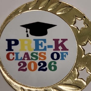 Medalla personalizada de graduación de preescolar de 2026, con cinta para el cuello, de 2 3/8" a 2 3/4" de diámetro y disco de 2", con grabado.