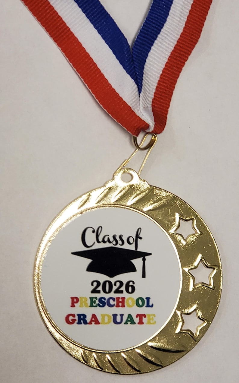 Graduation préscolaire 2026 gravée, médaille d'études supérieures, avec ruban de cou, 2 3/8" - 2 3/4" diamètre image 2