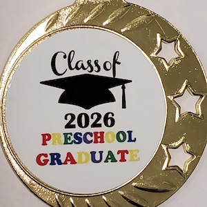 Graduation préscolaire 2026 gravée, médaille d'études supérieures, avec ruban de cou, 2 3/8" - 2 3/4" diamètre image 1