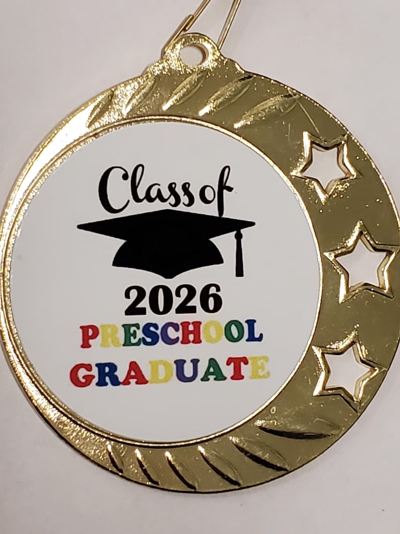 Graduation préscolaire 2026 gravée, médaille d'études supérieures, avec ruban de cou, 2 3/8" - 2 3/4" diamètre image 1