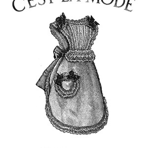 Puede incluir: Dibujo en blanco y negro de un delantal de encaje para una muñeca de 25 a 30 cm. El delantal tiene un bolsillo y un lazo. El texto "C'EST LA MODE 1877 Girl's Lace Apron C'est la Mode Patterns by Val Hays www.cestlamodepatterns.com $8" está impreso debajo de la imagen.