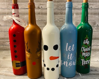 Decoração de Natal. Luzes de Natal. Luzes em garrafas de vinho. Garrafas de vinho natalinas iluminadas.