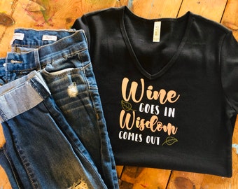 Camiseta feminina com estampa de vinho, "O vinho entra, a sabedoria sai".