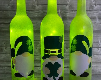 Decoração do Dia de São Patrício. Luzes do Dia de São Patrício. Luzes para garrafas de vinho. Garrafas de vinho iluminadas do Dia de São Patrício. Decoração de março. Decoração Gnomo