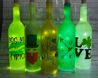 Decoração para o Dia de São Patrício. Luzes para o Dia de São Patrício. Luzes em garrafas de vinho. Garrafas de vinho iluminadas para o Dia de São Patrício.