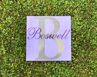 Placa de madeira personalizada com nome, decoração rústica para casa.