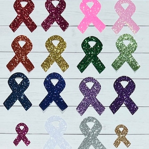 Könnte beinhalten: Sortiment aus Glitzerband-Ausschnitten in verschiedenen Farben, darunter Pink, Rot, Gold, Grün, Blau, Lila, Silber und Weiß. Die Bänder sind in Reihen auf einer weißen Holzoberfläche angeordnet.