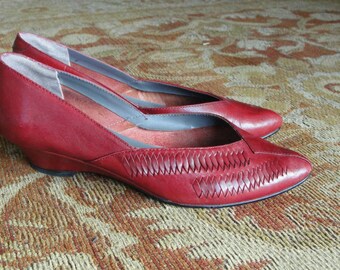 SALE! Burgundy Woven Red Mod Low Heel Shoes. Size 6.