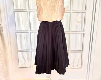 1970s black pleated midi skirt with elastic waist. Small