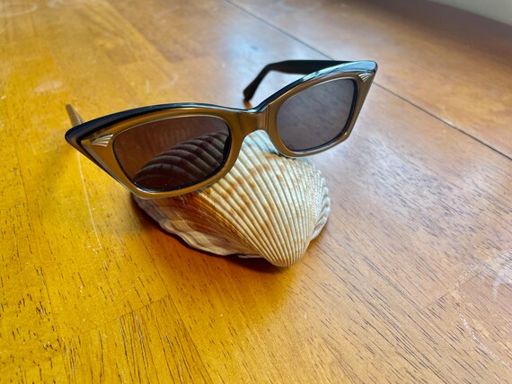 NOS unused 50s 60s brown cat eye sunglasses - image 2