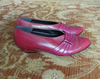 SALE! - Burgundy-Purple Mod Low Heel Shoes. Buckle Accent. Size 6.