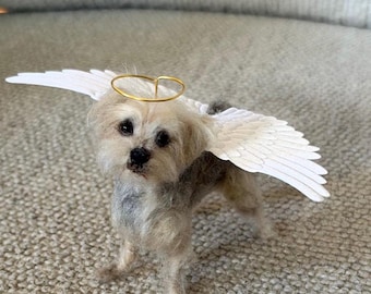 Réplica personalizada de cachorro em feltro agulhado com ventos angelicais e auréola dourada. Feita a partir de foto – Presente em memória de um animal de estimação.