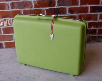 Vintage 21" Avocado GREEN SAMSONITE SATURN hardside plastic vinyl suitcase w/ Key -retro luggage -pebble textured -overnight case -1960s