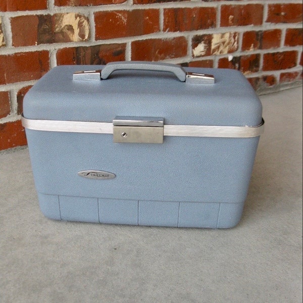 NICE 1960s /70s BABY BLUE Forecast train case by Sears -mid century -w/ mirror -tray-molded plastic -retro luggage- cosmetic -make up case