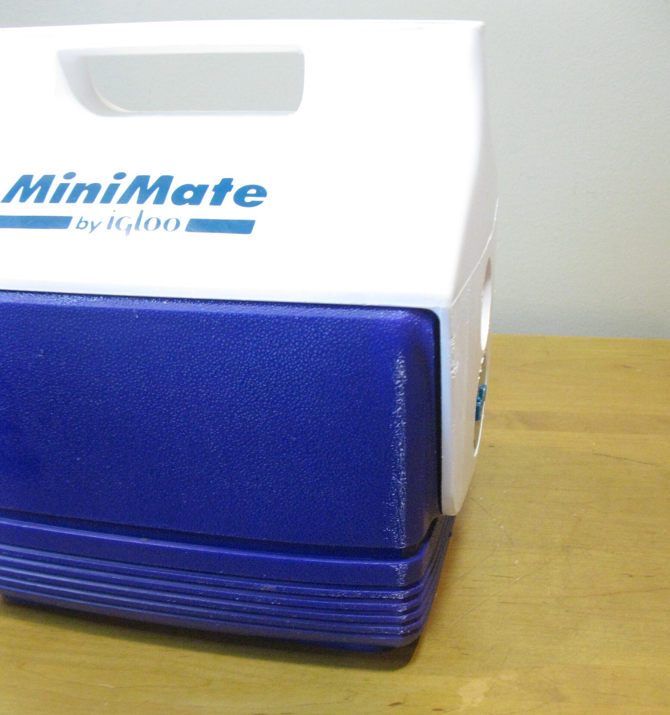 Vintage Mini Mate Personal Cooler Lunch Box by iGLoo Made in USA Blue White  Red