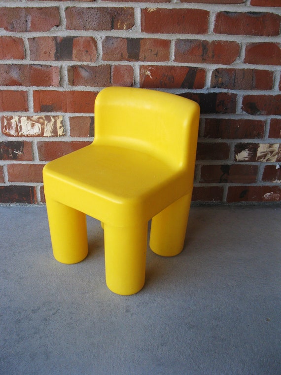 Kid youth стул. Me little chair. Me little chair. Девочка сидит на стульчике смотрит назад. Девочка сидит на стульчике смотрит назад.