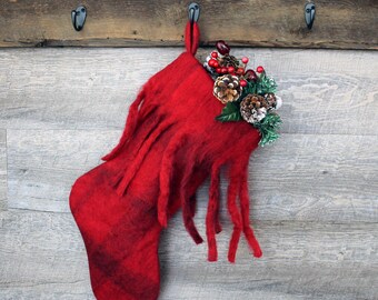 Media de peluche roja con flecos