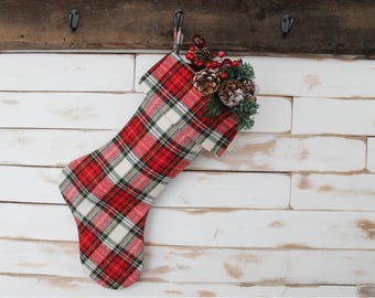 Calcetín navideño de franela a cuadros rojos y crema