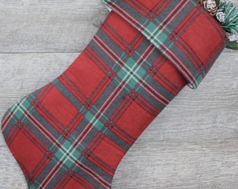 Calcetín navideño a cuadros rojos y verdes estilo campestre
