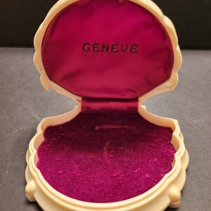 Geneve Clam Shaped & Vintage  Watch Or Necklace Plastic Display Box-1930s-1940s --#14300