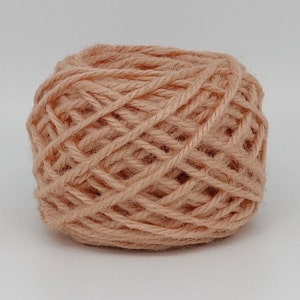 Peut inclure: Une pelote de fil de couleur pêche.