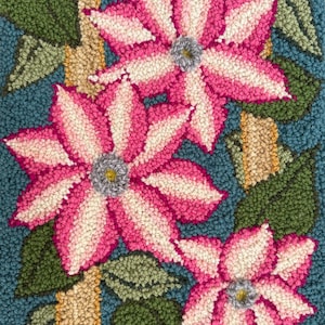 Peut inclure: Art textile touffeté à la main représentant trois grandes fleurs roses et blanches avec des centres gris, entourées de feuilles vertes et de tiges ressemblant à du bambou beige, sur un fond turquoise. Gros plan sur le motif floral.