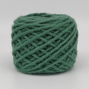 Peut inclure: Une pelote de laine verte, parfaite pour le tricot ou le crochet.