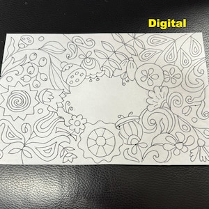 Peut inclure: Un dessin au trait noir et blanc d'un motif floral avec un espace vide au centre. Le motif est complexe et comprend des fleurs, des feuilles et des volutes. Le mot "Digital" est écrit en noir en haut de l'image.