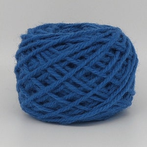Peut inclure: Une pelote de laine bleue, prête à être tricotée ou crochetée.