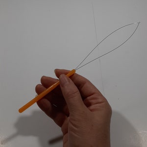 Threader for pulling the yarn through the feeder of the tufting gun/manual tufting tool