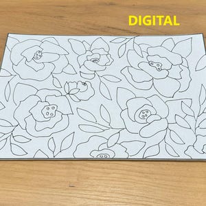 Peut inclure: Une feuille de papier rectangulaire avec un motif floral. Le motif présente des contours de roses et de feuilles en noir sur un fond blanc. Le mot "DIGITAL" est imprimé en jaune en haut.