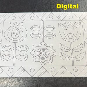 Może przedstawiać: Czarno-biały rysunek przedstawiający wzór kwiatowy z trzema kwiatami i liśćmi. Kwiaty są stylizowane i mają geometryczny kształt. Wzór jest otoczony ramką z geometrycznych kształtów.