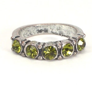 Olivine Grüner Kristall Ring, Grüner Fingerschmuck, Hellgrüner Kristall Strass Ring, rustikaler Aged Silber Ring Größe 7, 80er Jahre Schmuck (R40)