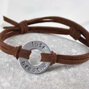 Pulseira JUST BREATHE - Mensagem inspiradora estampada em metal, citação de palavras, mantra motivacional, afirmação pessoal, pulseira ajustável
