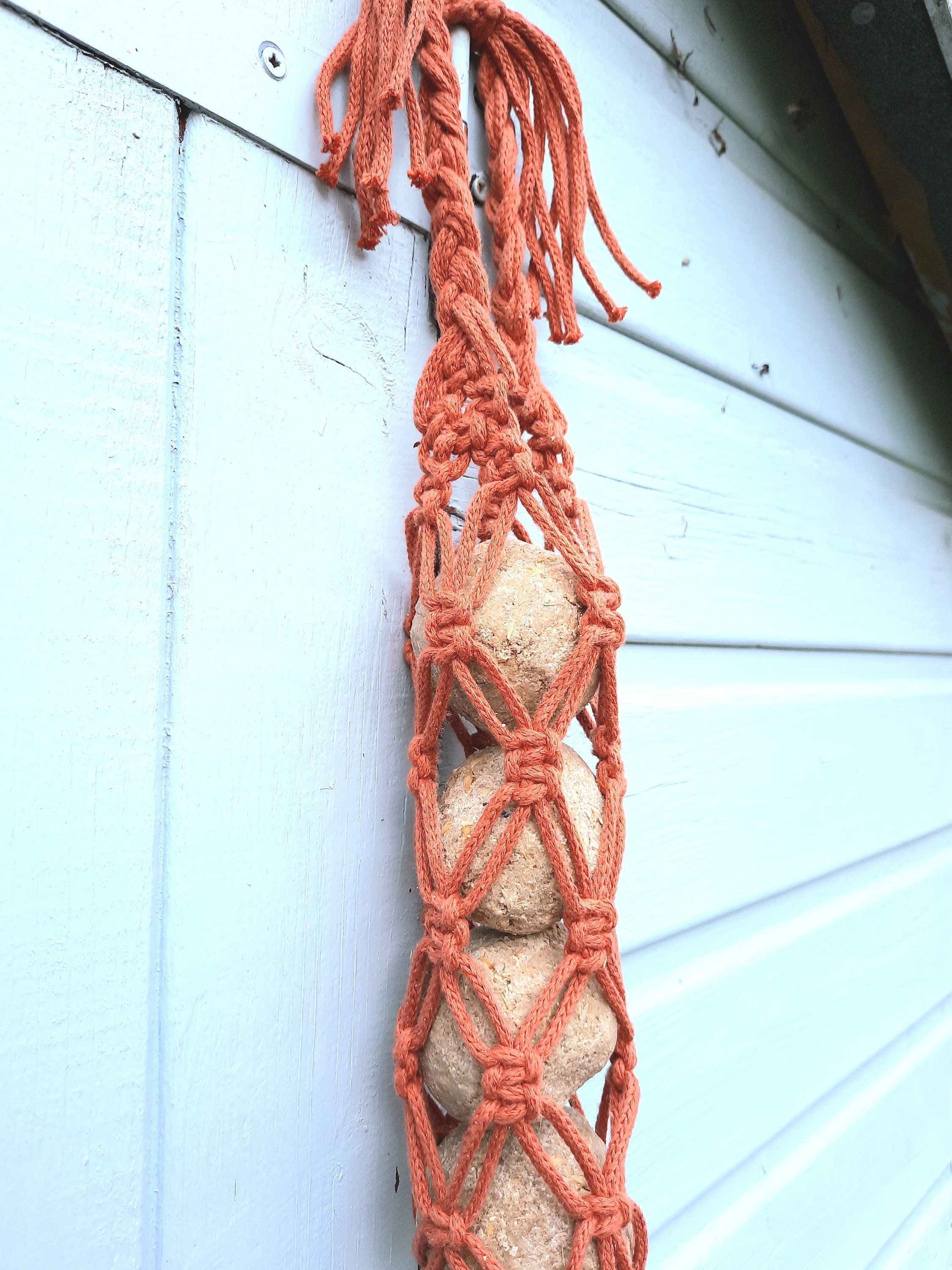 Bird fat-ball feeder, eco-friendly suet feeder for birds, pure cotton macrame bird feeder for fat-balls and fruit, garden, balcony, window