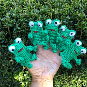 Five little speckled frogs - finger puppets