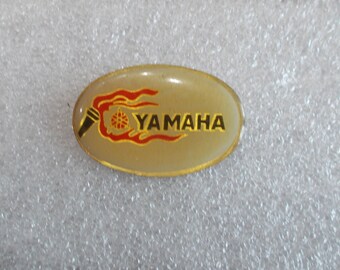 YAMAHA MOTORBIKE MOTORCYCLE BIKER LAPEL PIN BADGE 100's OF OTHER PINS LISTED 4-6 
