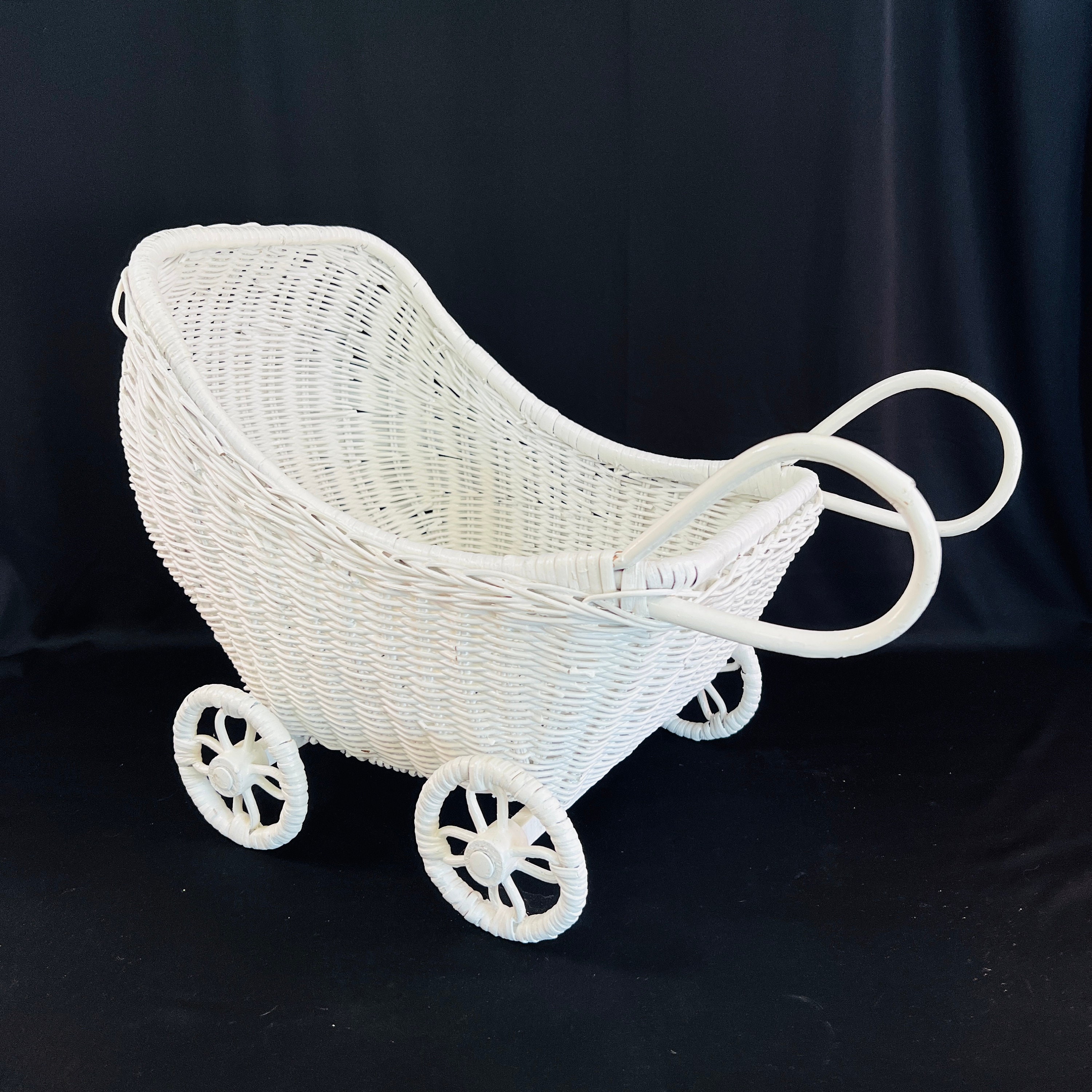 White wicker baby clearance carriage