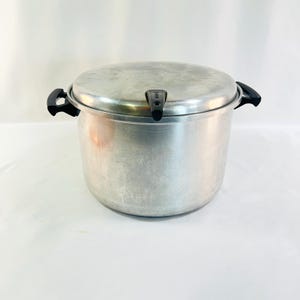 Mirro 8 Quart 1950&#39;s Aluminum Stock Pot with Unique Handle on Lid, Rustic Large Mirro Pan, The Finest Aluminum, Made in USA