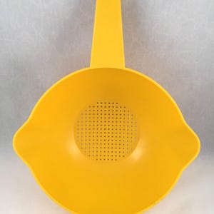 Large Yellow 2 Quart Tupperware Colander/Strainer in Very Good Used Condition, No Melt Marks or Fading