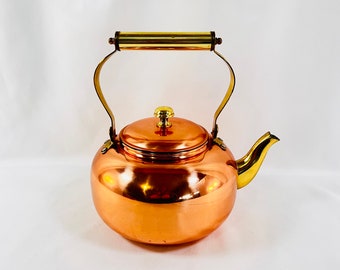 Vintage Copper and Brass Tea Kettle in Great Condition, Features a Brass Touches Throughout Including the Handle, Spout and Lid Handle