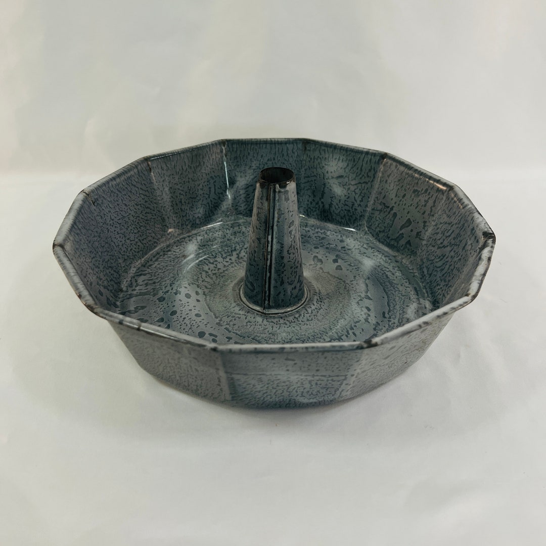 Granite Ware Grey Enamelware Bundt Pan, Unique Rare Piece, Collectible Granite Ware Baking Dish