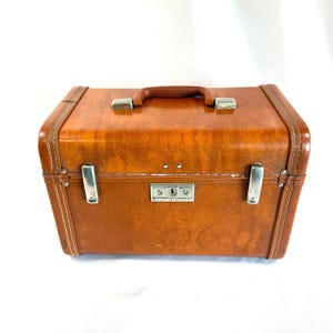 Vintage Royal Traveller Train Case in Great Used Condition with Minor Ware, See all Photo&#39;s. Very Clean Inside and Out