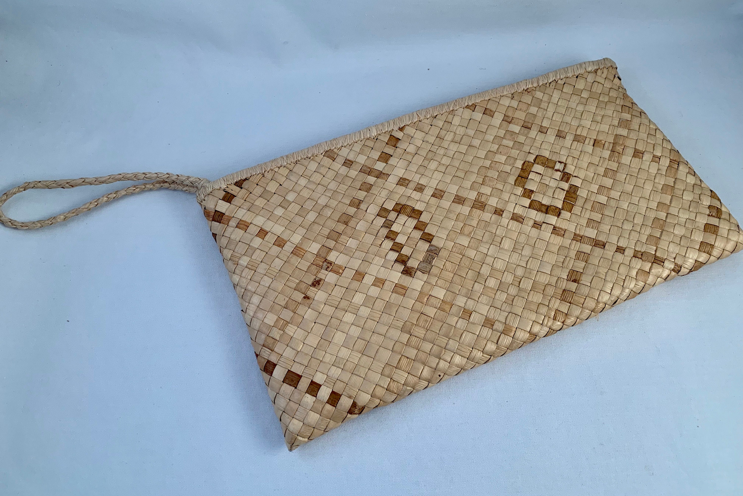 straw clutch with handle