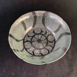 Arcoroc Fleur Large Glass Salad/Dessert/Serving Bowl in Great Condition, Embossed Petal Design Bowl, Beautiful Glass Bowl