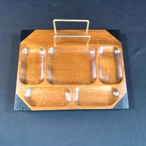 Hermoso tocador de madera con barras de latón para billetera o teléfono, cinco compartimentos para joyas, monedas, llaves y baratijas.