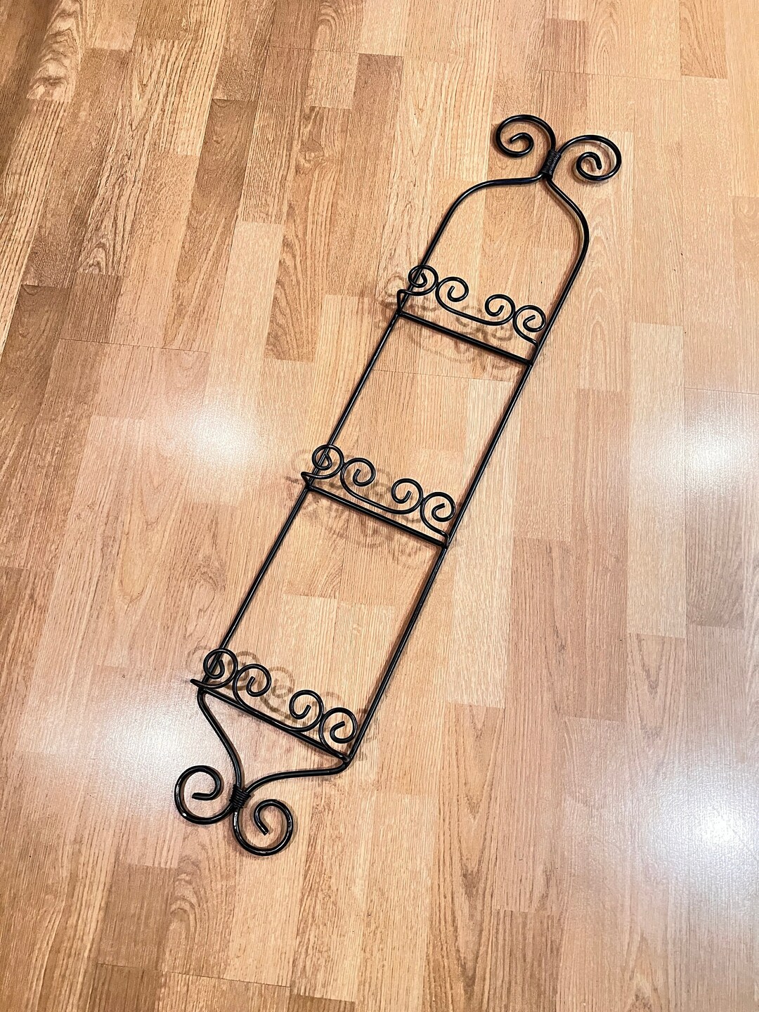 3 Plate Black Metal Vertical Wall Mount Plate Holder, Holds 3 Plates