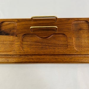 Valet de tocador para hombre, madera maciza, barras de latón para guardar cartera/teléfono, tres compartimentos para joyas, monedas, llaves, espacio estrecho para bolígrafos